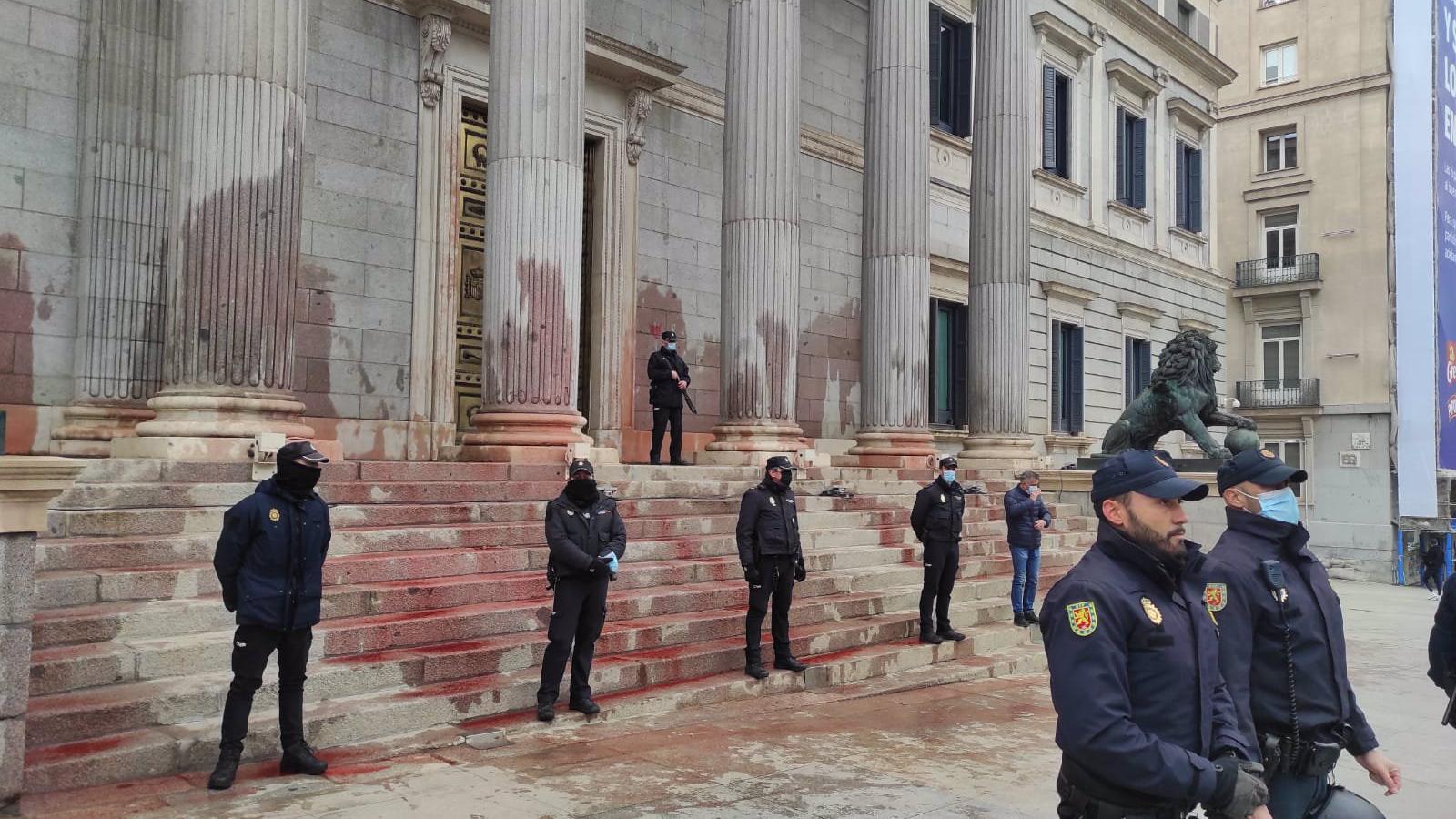 Activistas arrojan pintura roja en la fachada del Congreso