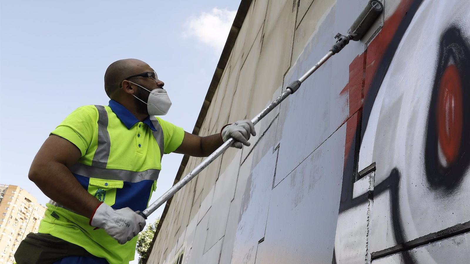El Ayuntamiento de Madrid intensifica la eliminación de los grafitis en sus infraestructuras y endurece las sanciones