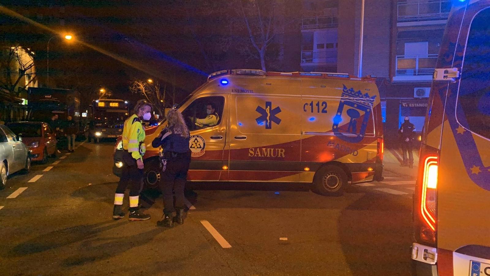 Un conductor se da a la fuga tras atropellar a tres jóvenes en Madrid, uno de ellos herido de gravedad