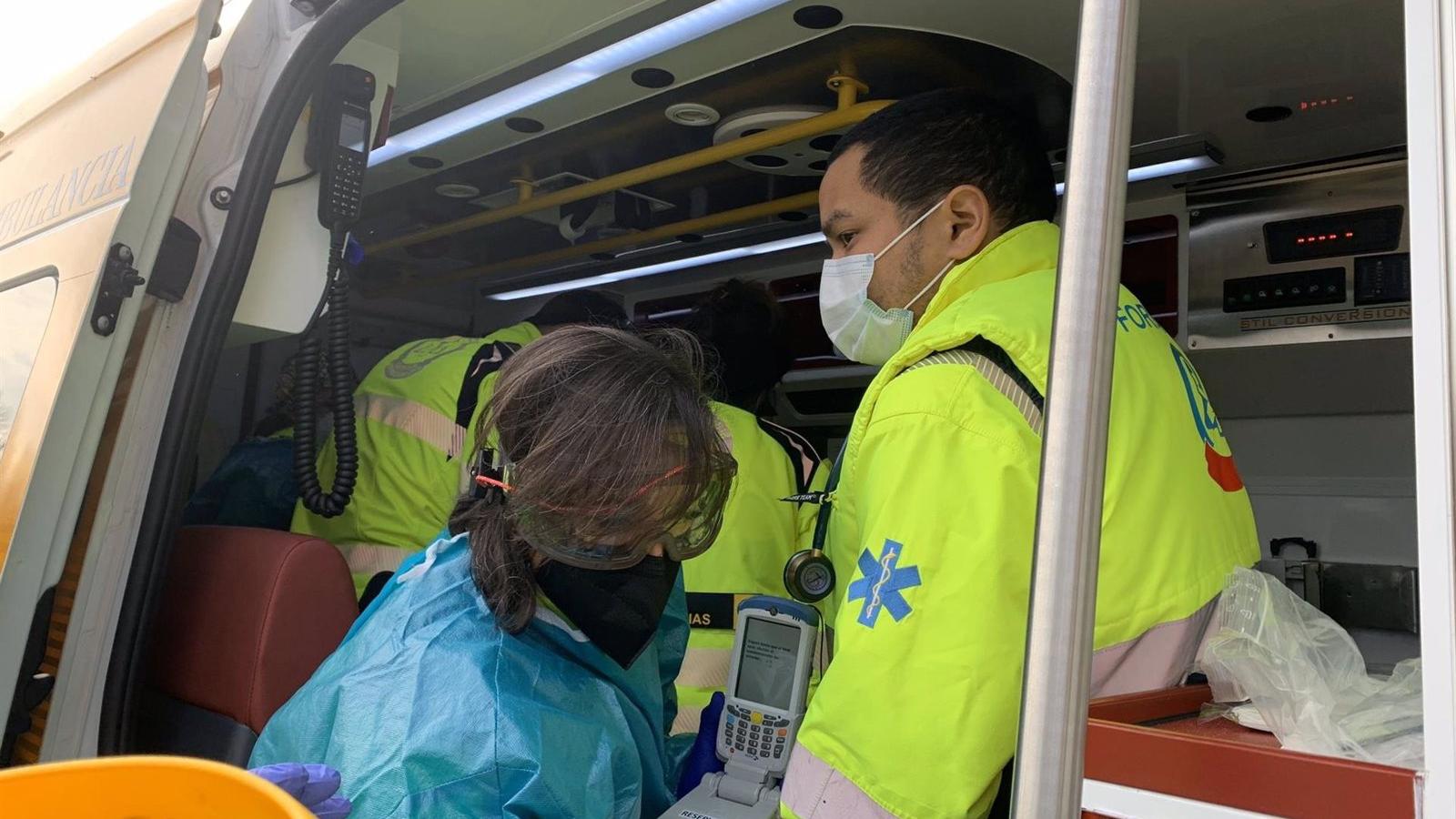 Herido grave un motorista de 33 años al caer de la moto y perder el casco en López de Hoyos