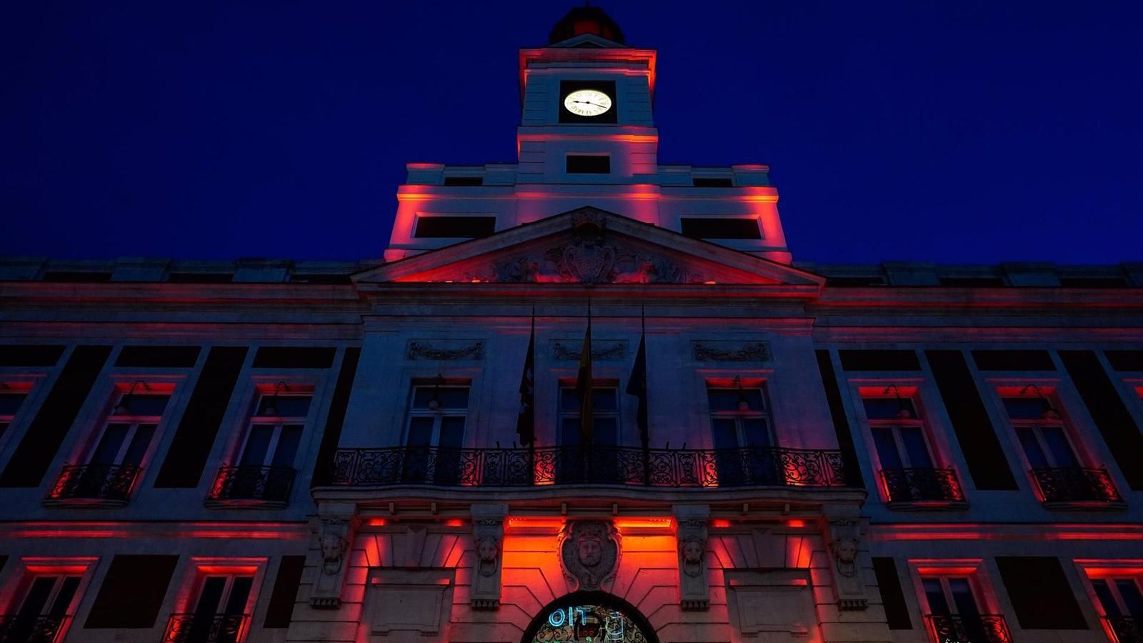 La fachada de la Real Casa de Correos se iluminó de rojo en el Día Mundial de la Hemofilia