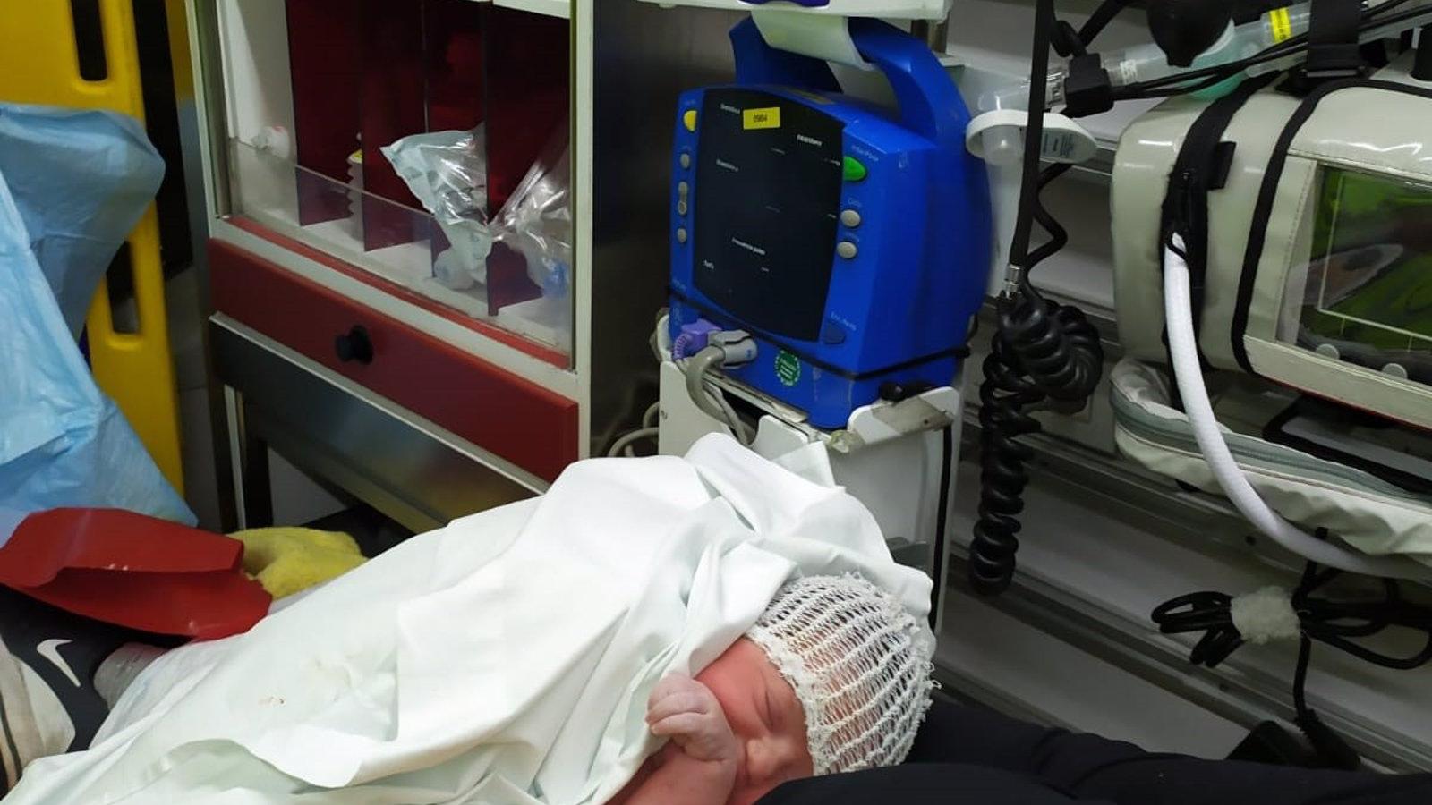 Nace una niña camino del hospital en plena A-3