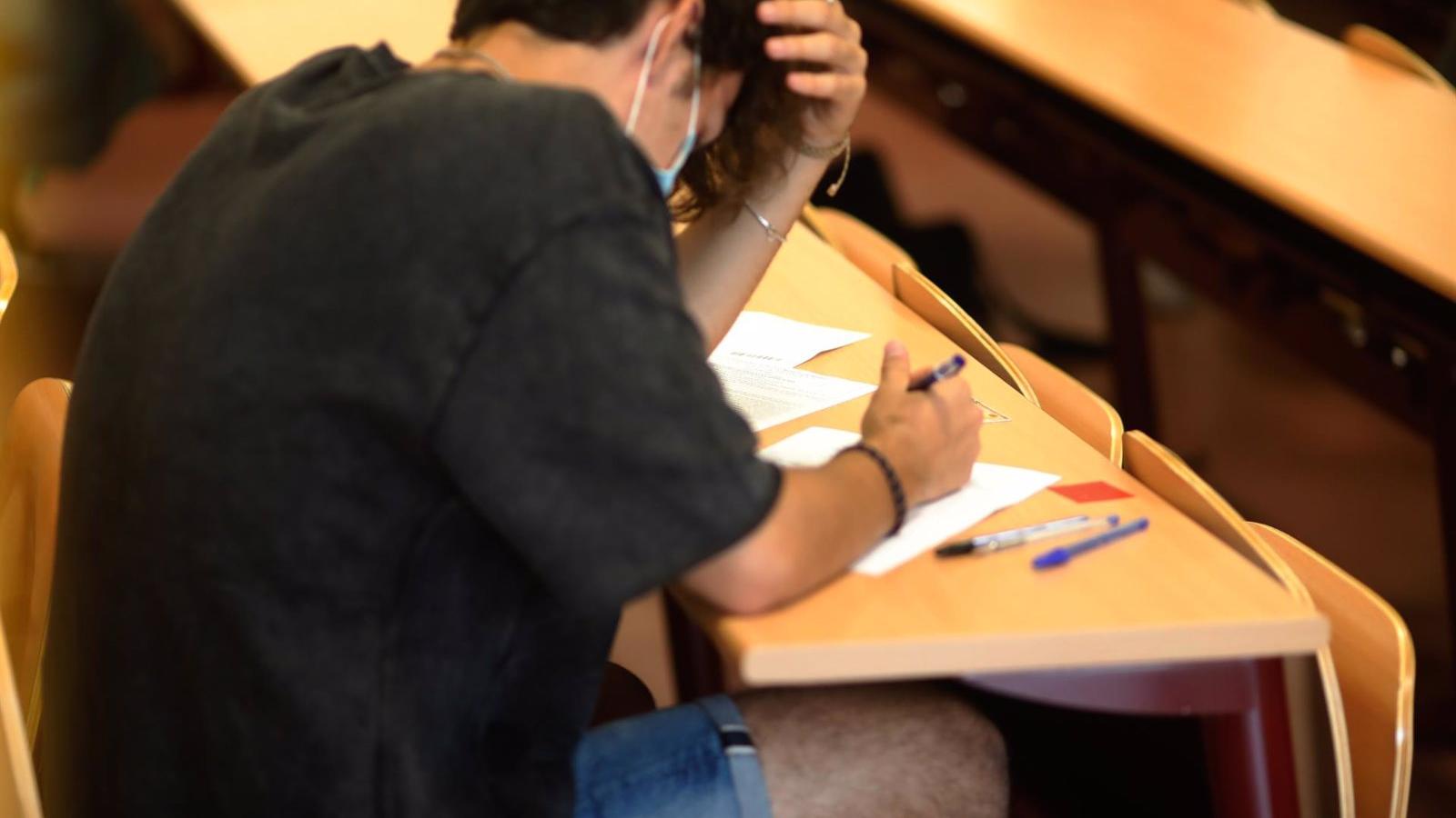 La Comunidad de Madrid aumenta las becas de bachillerato, que llegarán a 12.000 alumnos más el próximo curso
