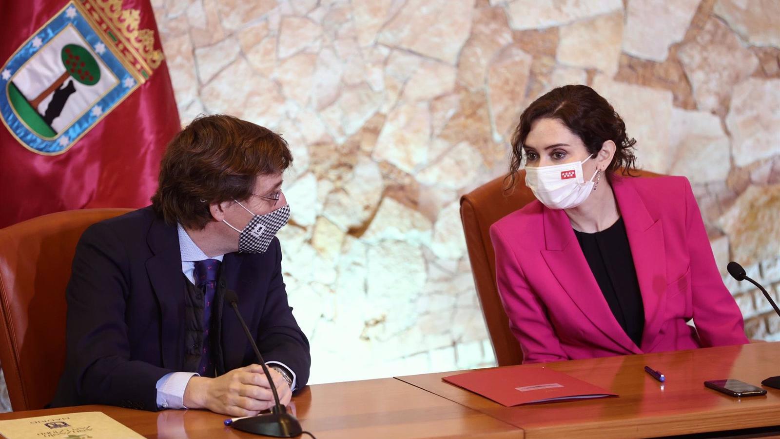 Díaz Ayuso dice que pondría la mano en el fuego por Martínez-Almeida