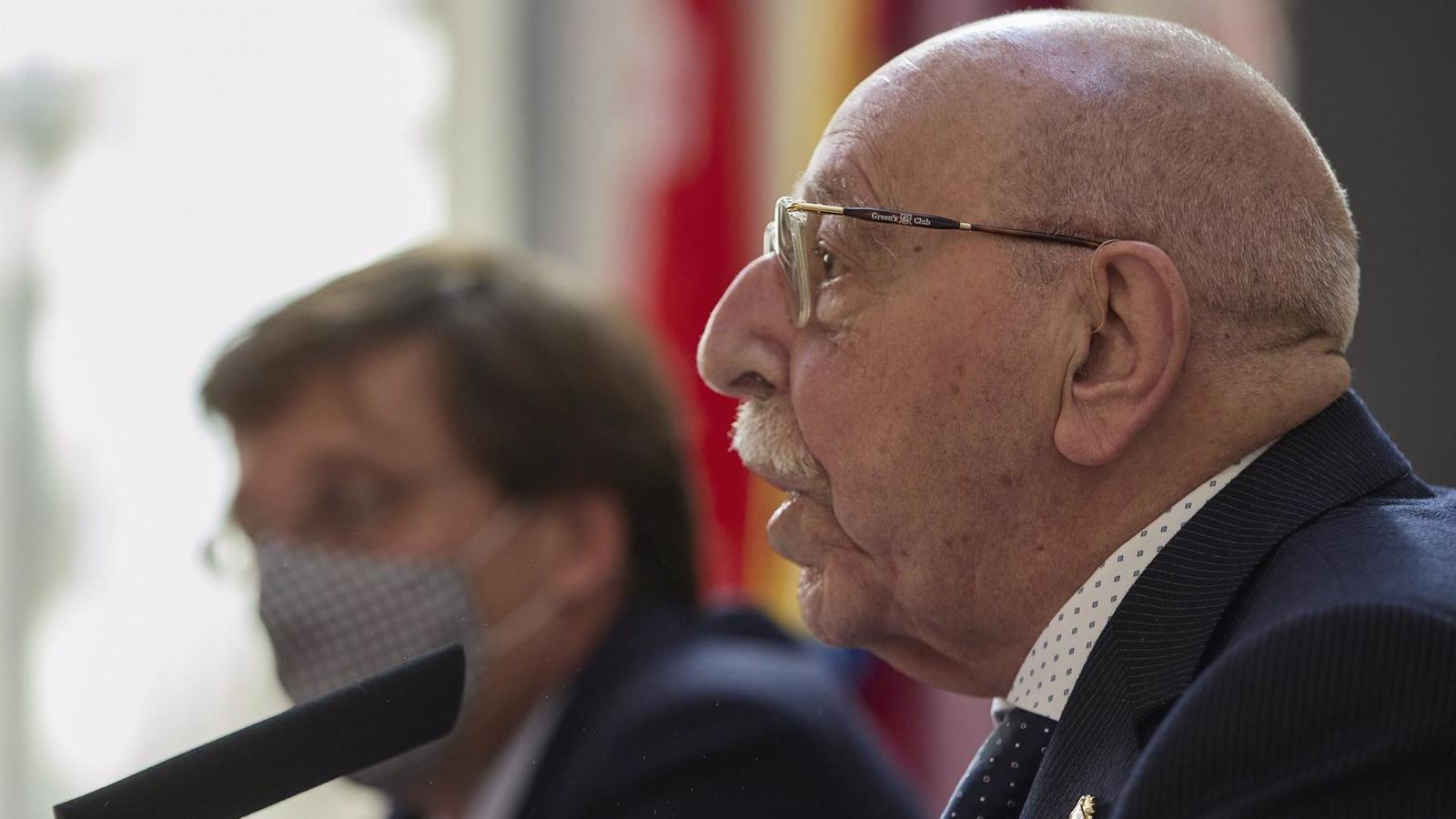 Cibeles recuerda con un minuto de silencio a Enrique de Aguinaga, decano de los Cronistas de la Villa de Madrid