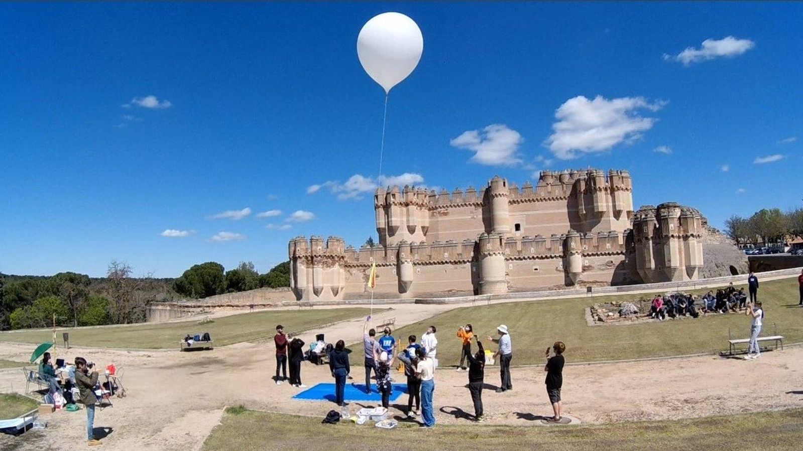 Alumnos del IES El Burgo-Ignacio Echeverría de Las Rozas lanzan "con éxito un globo sonda a más 26.000 metros de altitud