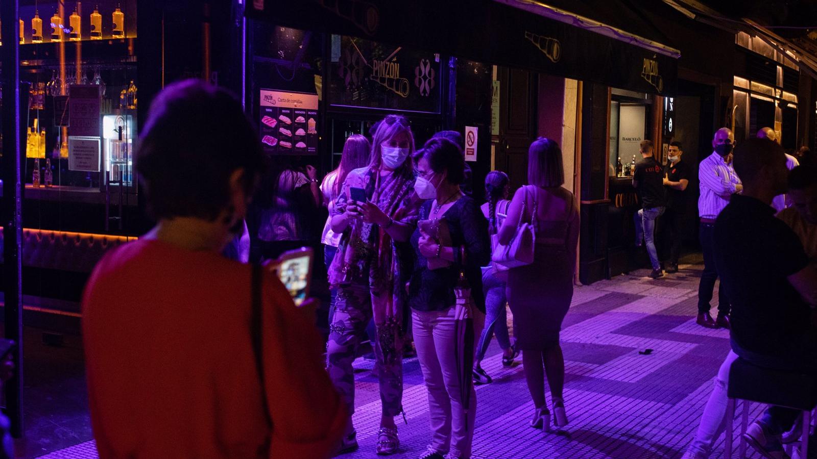 Absuelta la dueña de un bar de copas en Tetuán acusada de desobediencia por reabrir el local a pesar de diez precintos Absuelta la dueña de un bar de copas en Tetuán acusada de desobediencia por reabrir el local a pesar de diez precintos