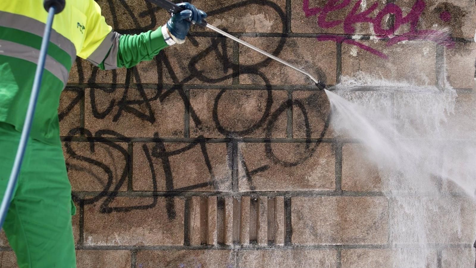 El nuevo servicio gratuito de limpieza de grafitis interviene en 66 fachadas de Las Rozas