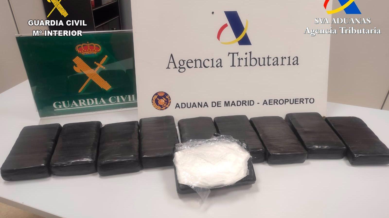 Detienen en Barajas a una tripulante de vuelo con 12 kilos de cocaína en su maleta