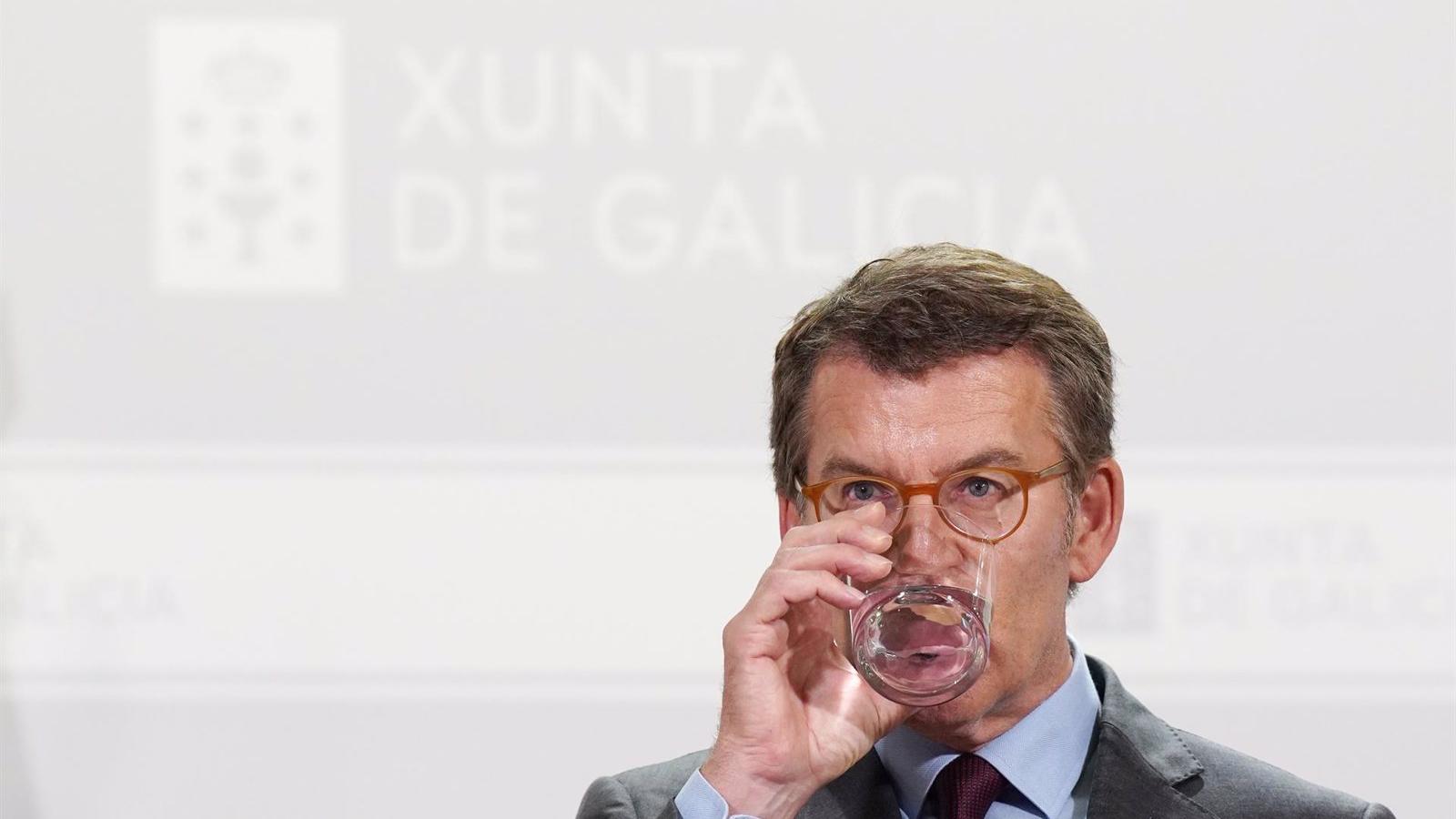 Feijóo dice que el "pegamento" del Gobierno es criticar al PP 