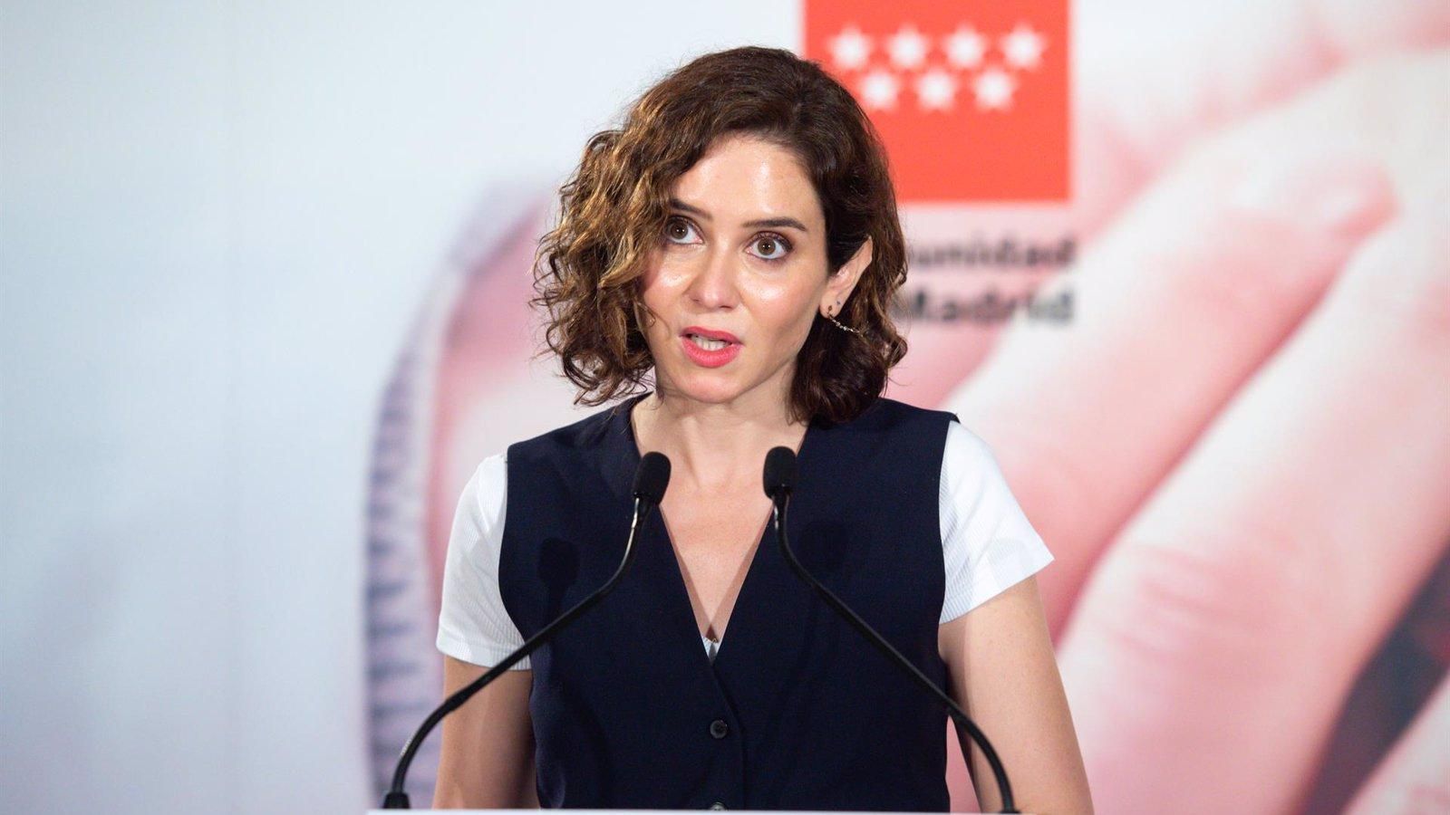Díaz Ayuso critica una comisión hecha para "acosar y cercar" a Martínez-Almeida y reitera que cree en él y en su honorabilidad Díaz Ayuso critica una comisión hecha para "acosar y cercar" a Martínez-Almeida y reitera que cree en él y en su honorabilidad