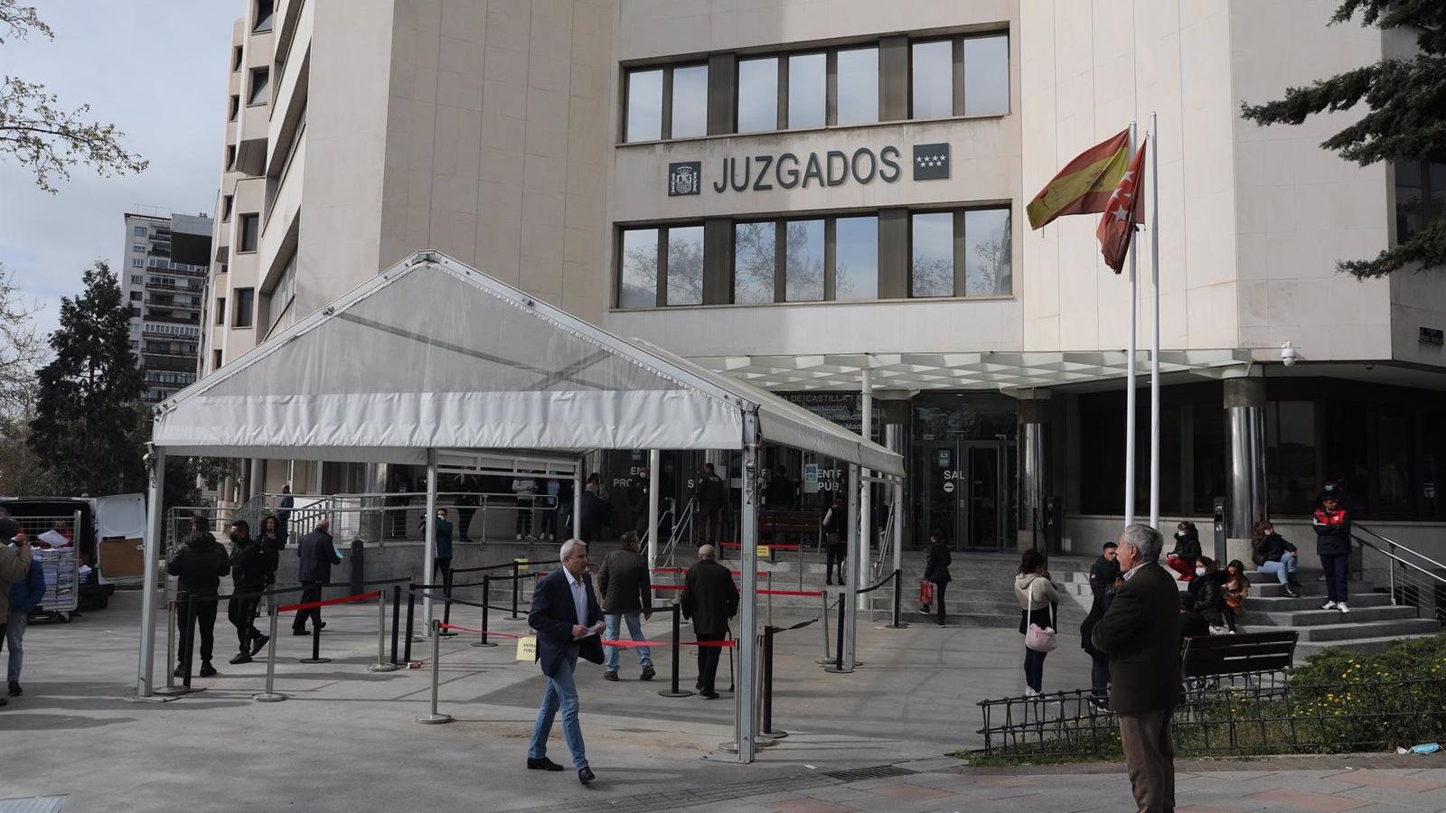 Un 'estafador del amor' se enfrenta hasta cinco años de cárcel por embaucar a una turista en un hotel de Portugal