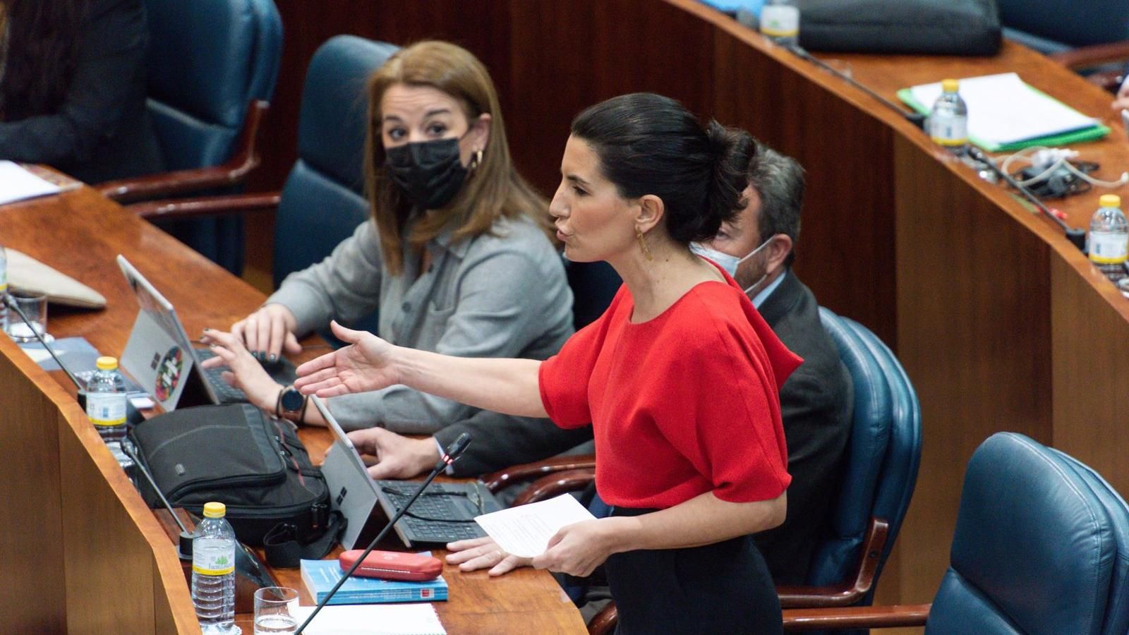 Monasterio acusa al Gobierno regional de "legalizar a los okupas" y Díaz Ayuso le sugiere que se dirija a la Delegación del Gobierno