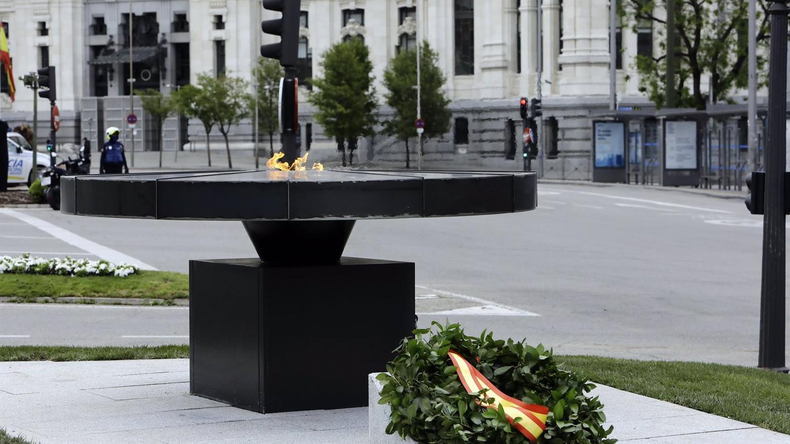 El pebetero que homenajea a las víctimas del Covid frente a Cibeles vuelve a lucir su llama tras ser vandalizado
