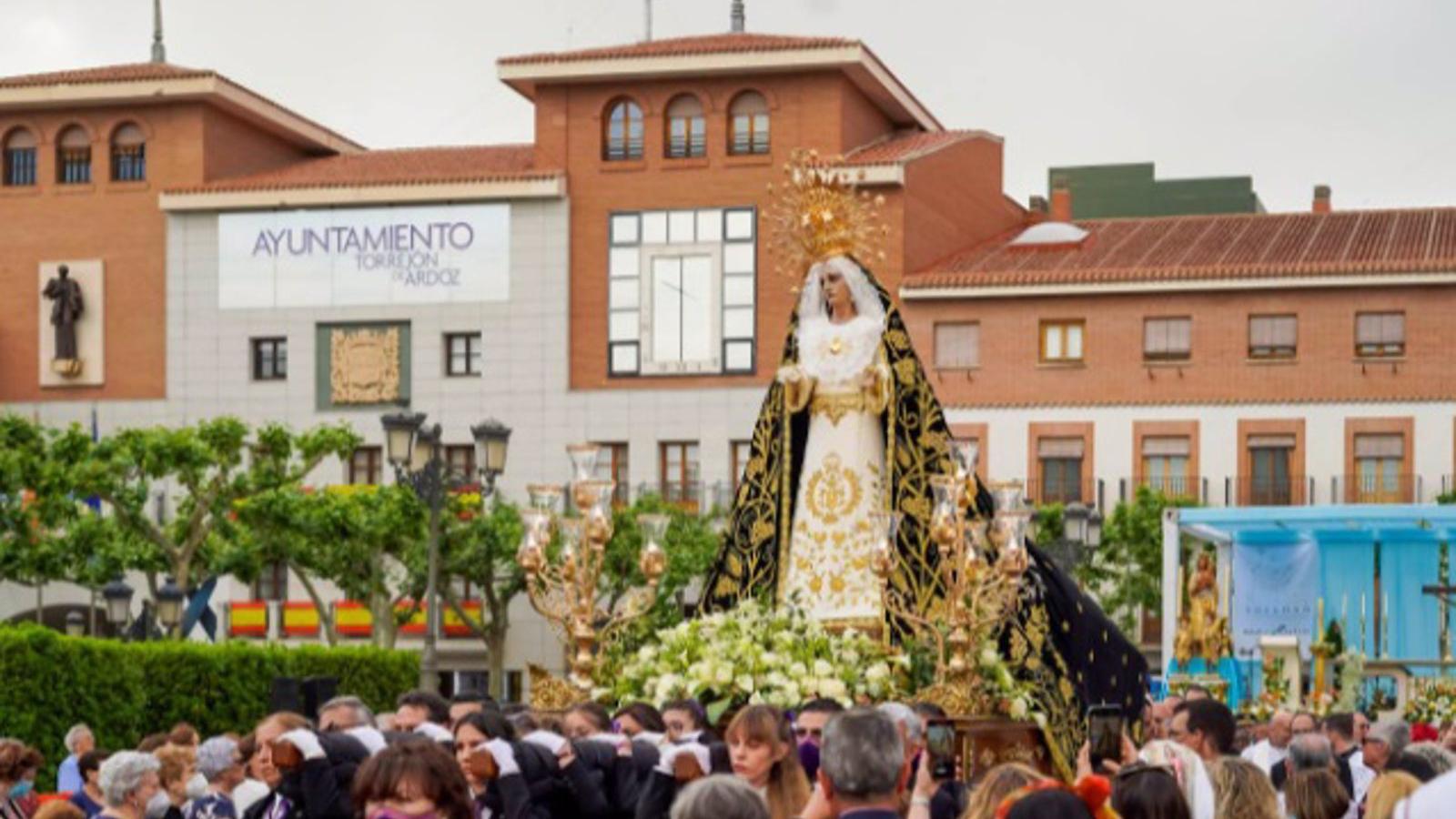 La Virgen de la Soledad  de Torrejón fue coronada canónicamente por el obispo en la Plaza Mayor