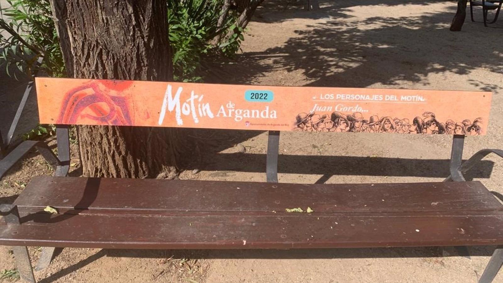 Decoran una treintena de bancos en Arganda con los nombres de personajes ilustres del Motín de la ciudad