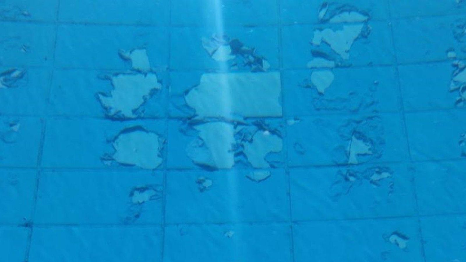 Los usuarios de la piscina de Usera salen con los pies azules por los 'parcheados' del Ayuntamiento, critica el PSOE