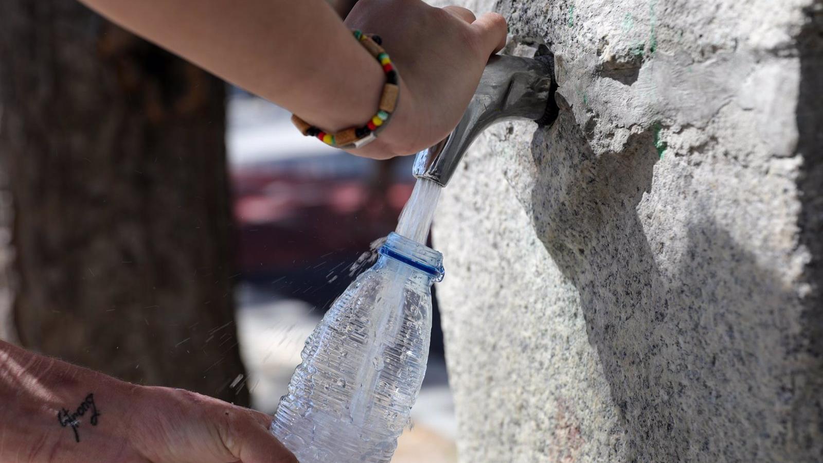 Beber abundante agua, usar ropa ligera o comer fruta, entre los consejos del Ayuntamiento de Torrejón por la ola de calor