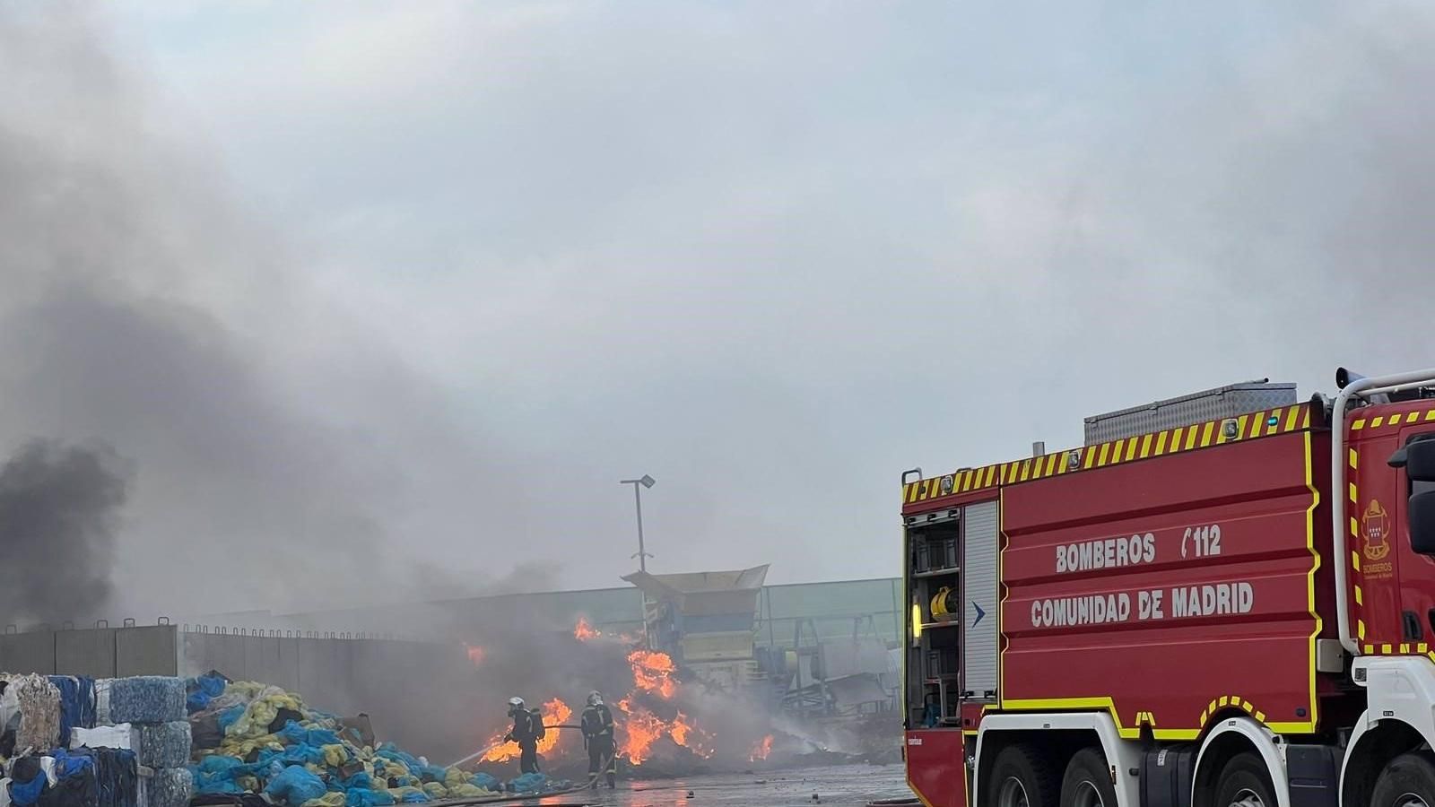 Extinguido el incendio de una planta de reciclaje en Arganda del Rey