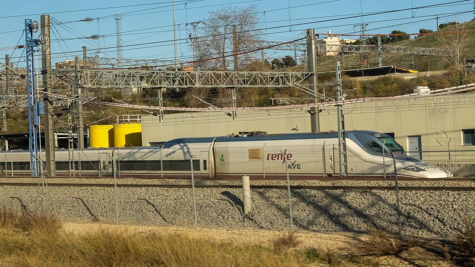 Se reanuda la línea de Alta Velocidad Madrid-Barcelona tras recuperar la tensión en una vía