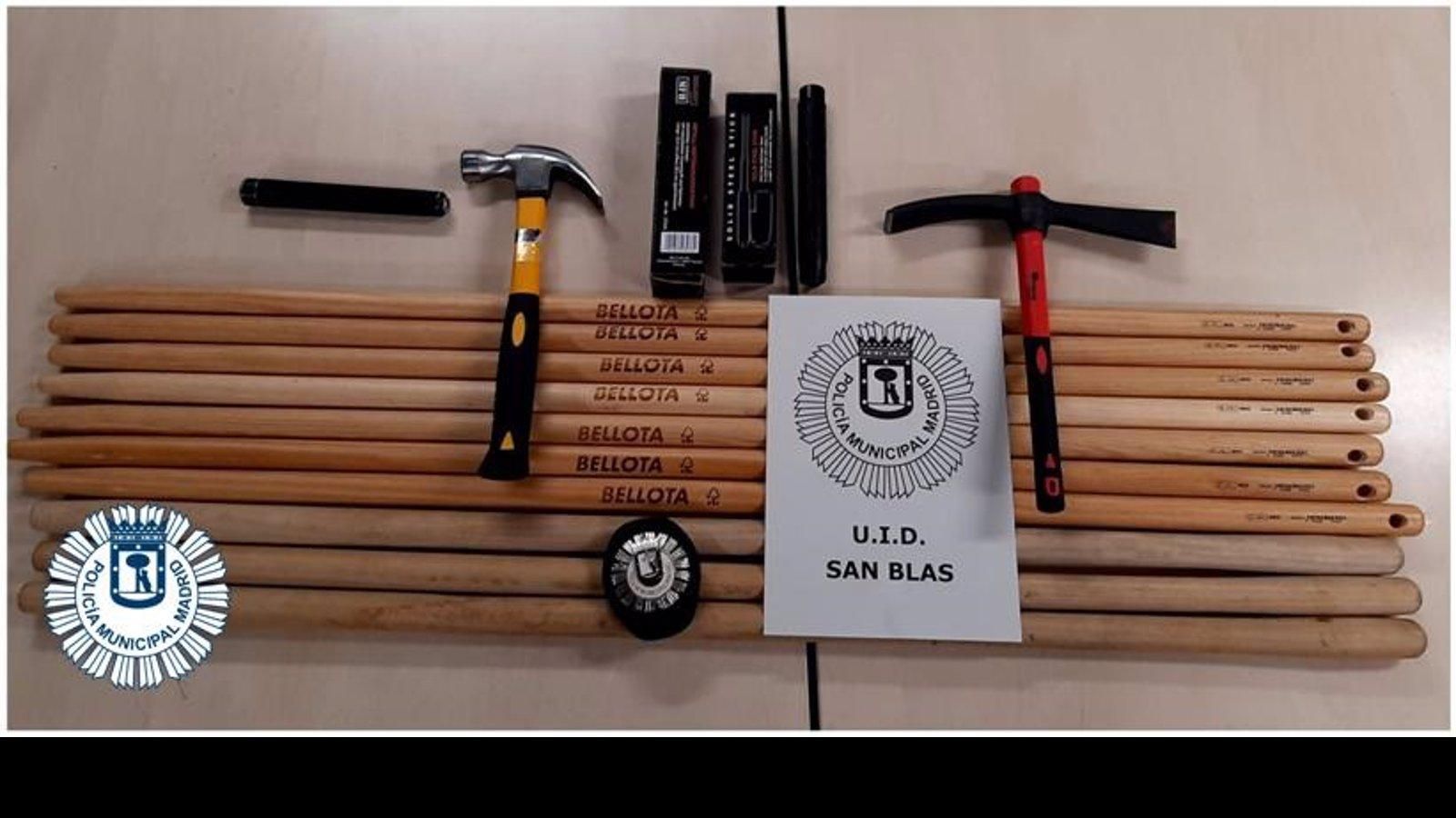 La Policía Municipal requisó a ultras del Atlético 590 prendas falsas, picos y palos largos