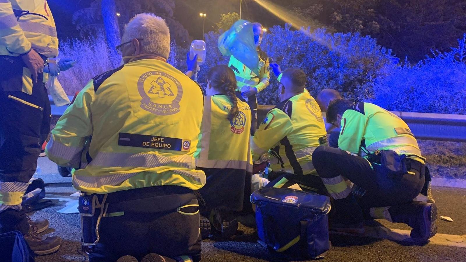 Herido grave un motorista de 27 años tras chocar contra una señal de balizamiento en la M-30