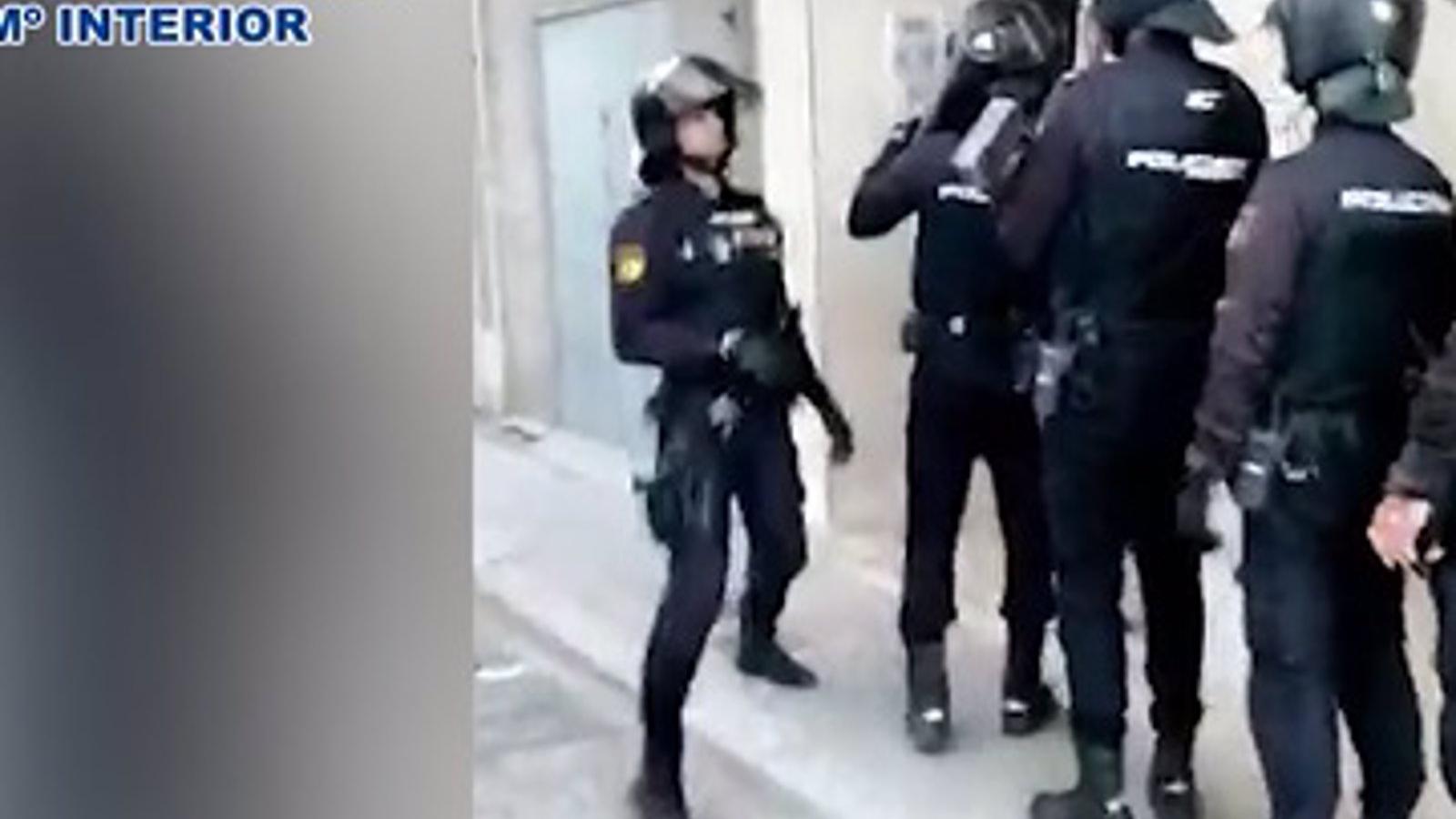 Detenidos cinco pandilleros por dar una paliza a un joven en un bar de Tetuán por querer dejar la banda