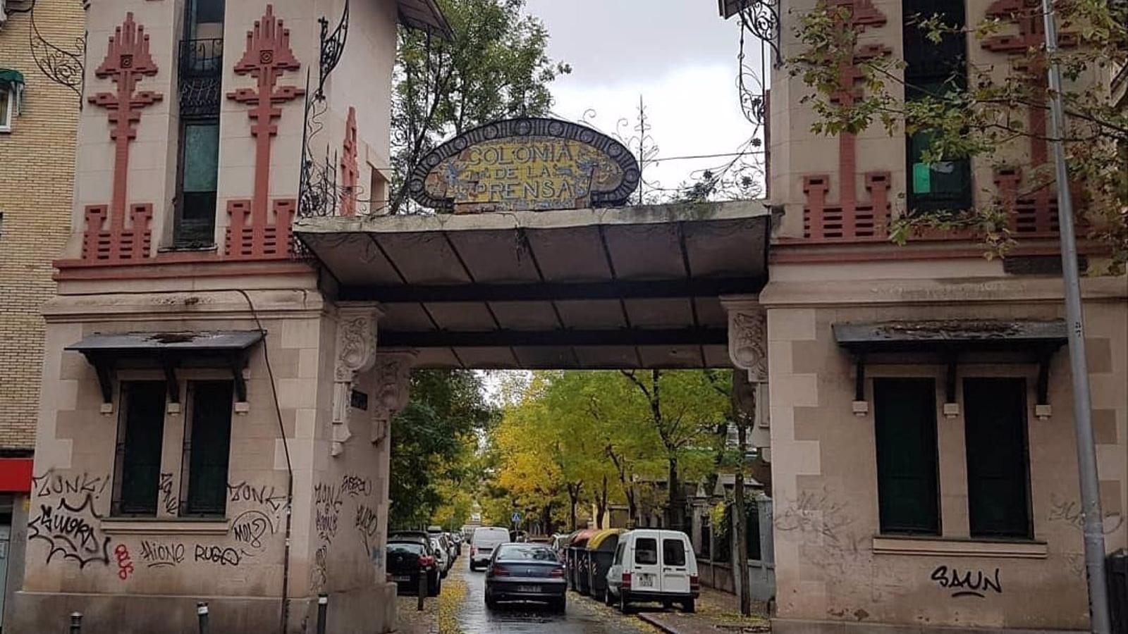 Los socialistas plantean que el arco de la Colonia de la Prensa de Carabanchel sea protegido y declarado BIC