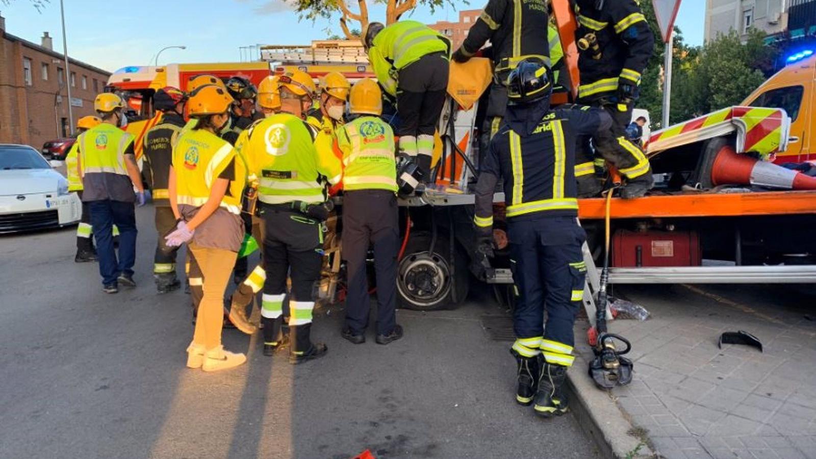 Rescatan al conductor de una grúa tras quedar atrapado al chocar contra un trailer en Villaverde