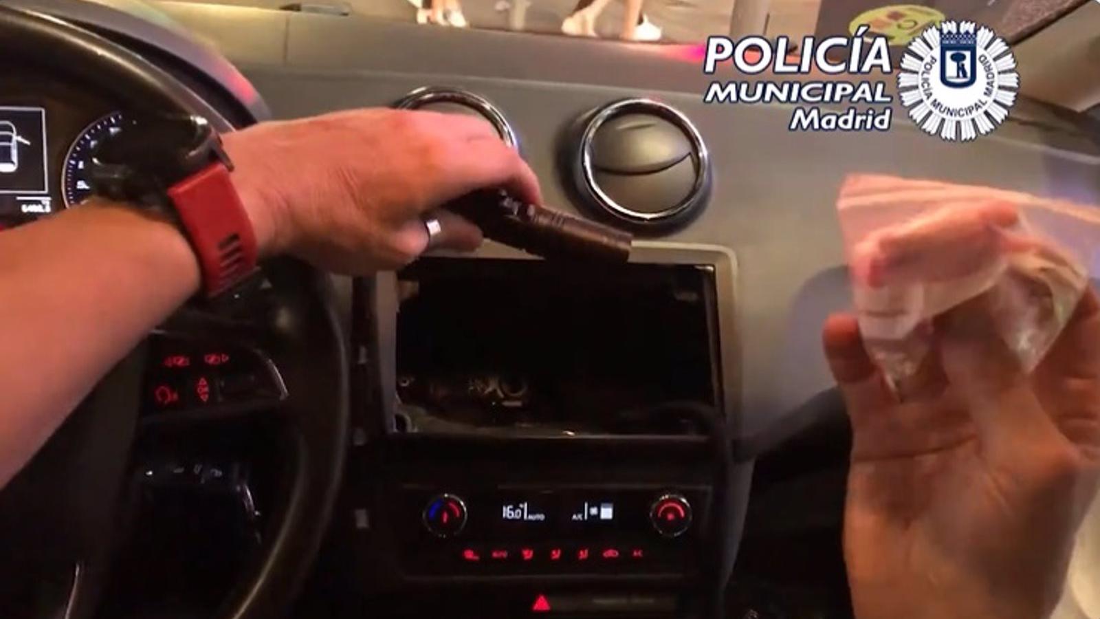 Detenidos dos jóvenes por llevar escondidas en su coche 'cocaína rosa' y otras drogas