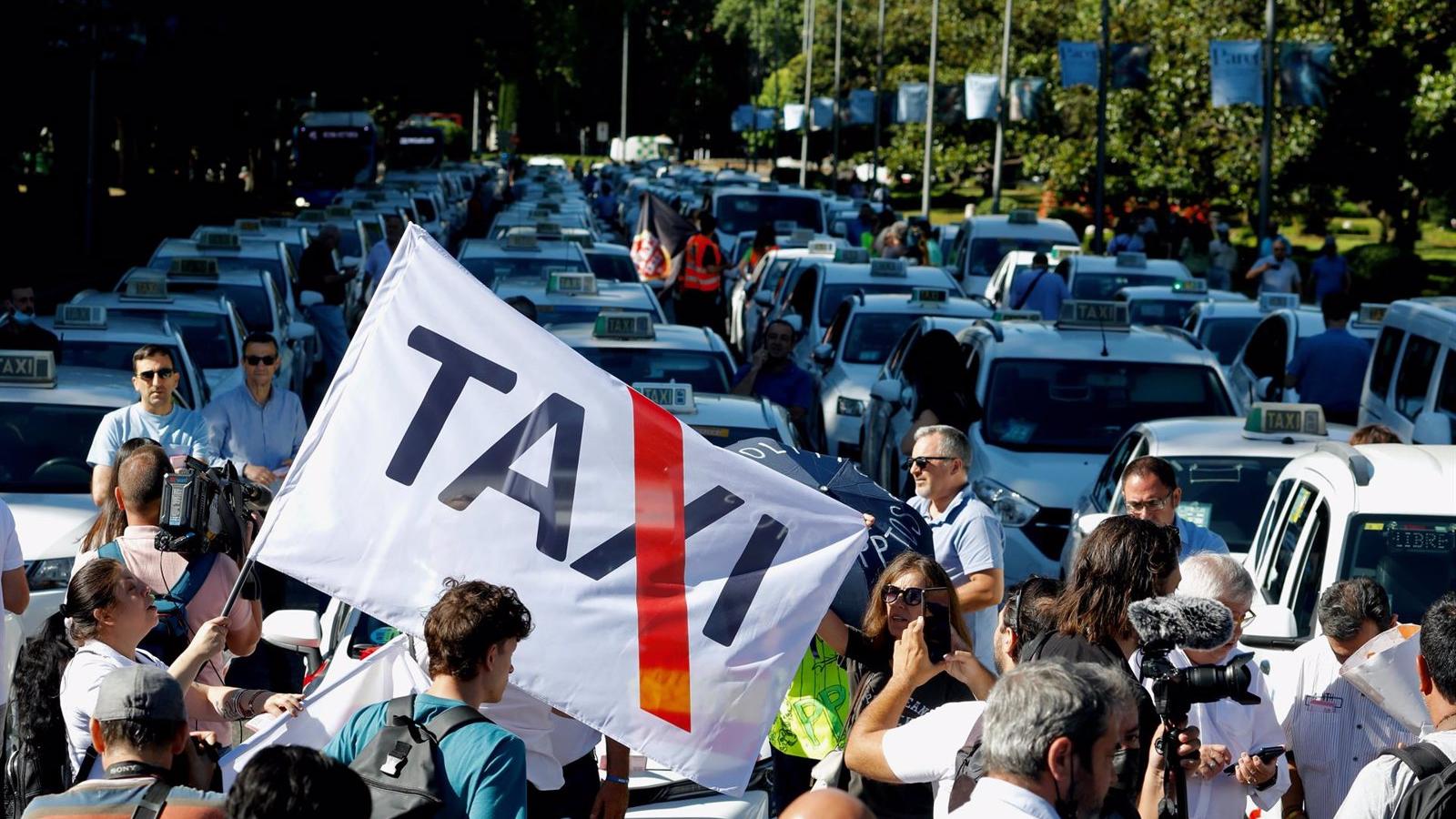 Pérez promete eliminar tasas y liberalizar horarios para que el taxi 
