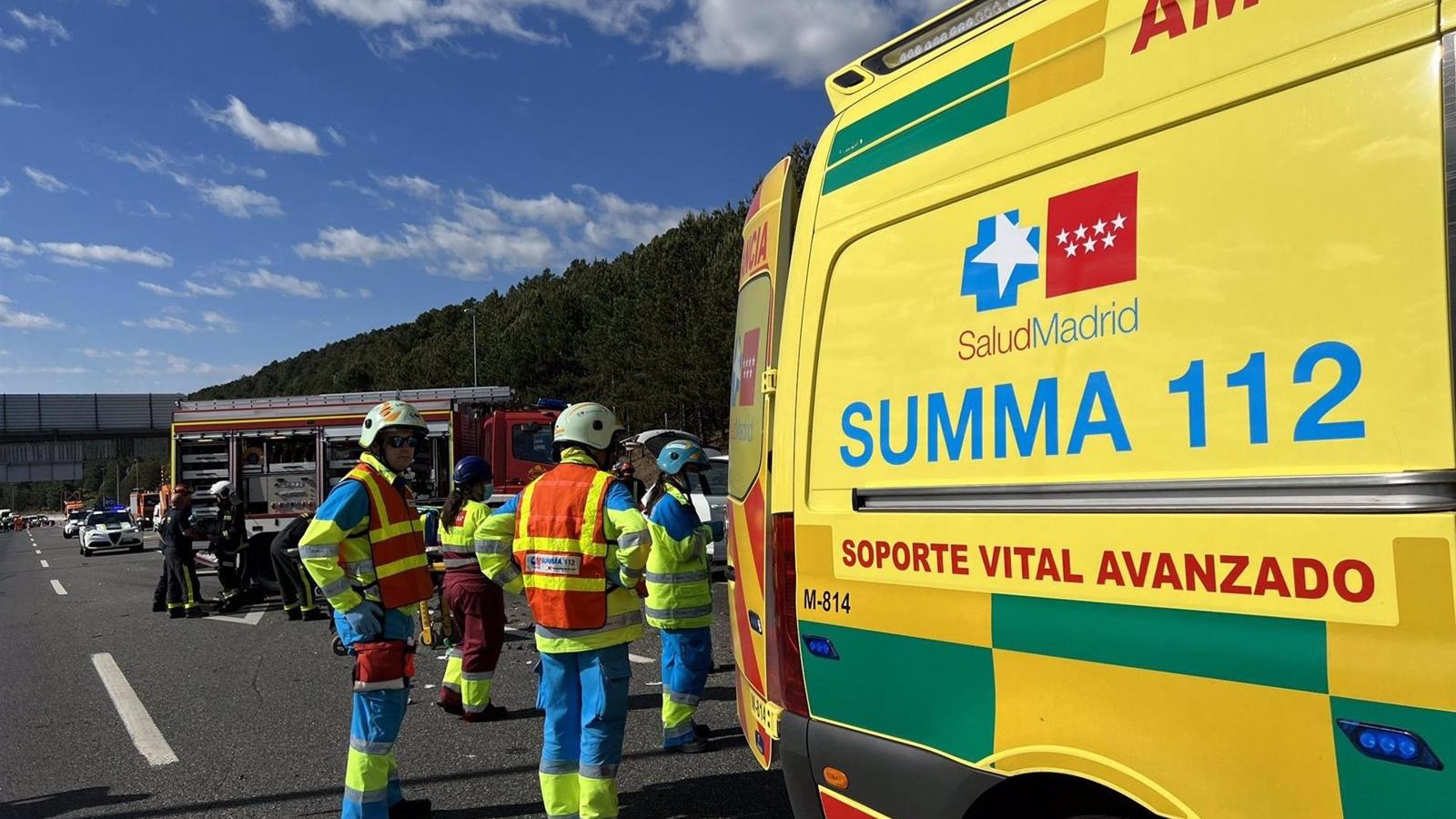 Muere un conductor tras arrollar un coche a su vehículo que estaba averiado en el carril central de la AP6 Muere un conductor tras arrollar un coche a su vehículo que estaba averiado en el carril central de la AP6