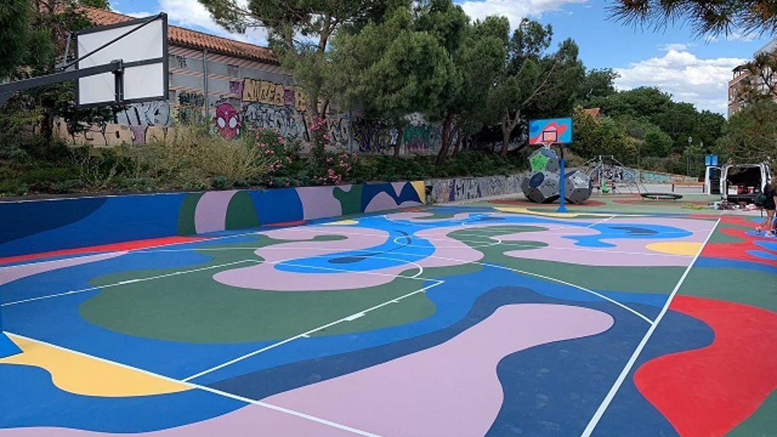 La pista de baloncesto de la instalación deportiva Poeta Esteban Villegas estrena diseño de la artista Mikhaela Martín