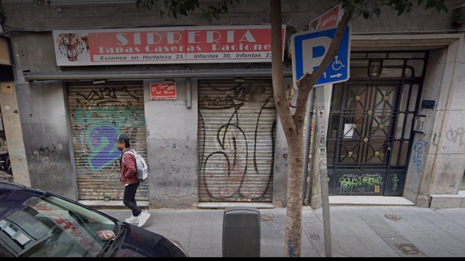 Dos pandilleros disparan sin éxito a un camarero en la sidrería 'El Tigre' de Chueca a plena luz del día Dos pandilleros disparan sin éxito a un camarero en la sidrería 'El Tigre' de Chueca a plena luz del día