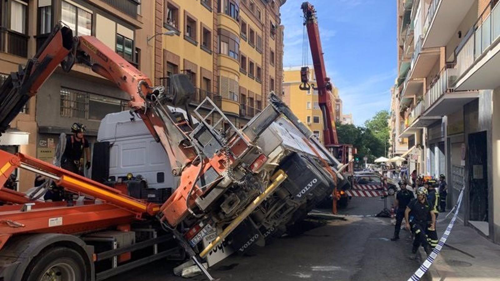 Una grúa vuelca sin heridos sobre otro camión en una calle estrecha de Retiro Una grúa vuelca sin heridos sobre otro camión en una calle estrecha de Retiro