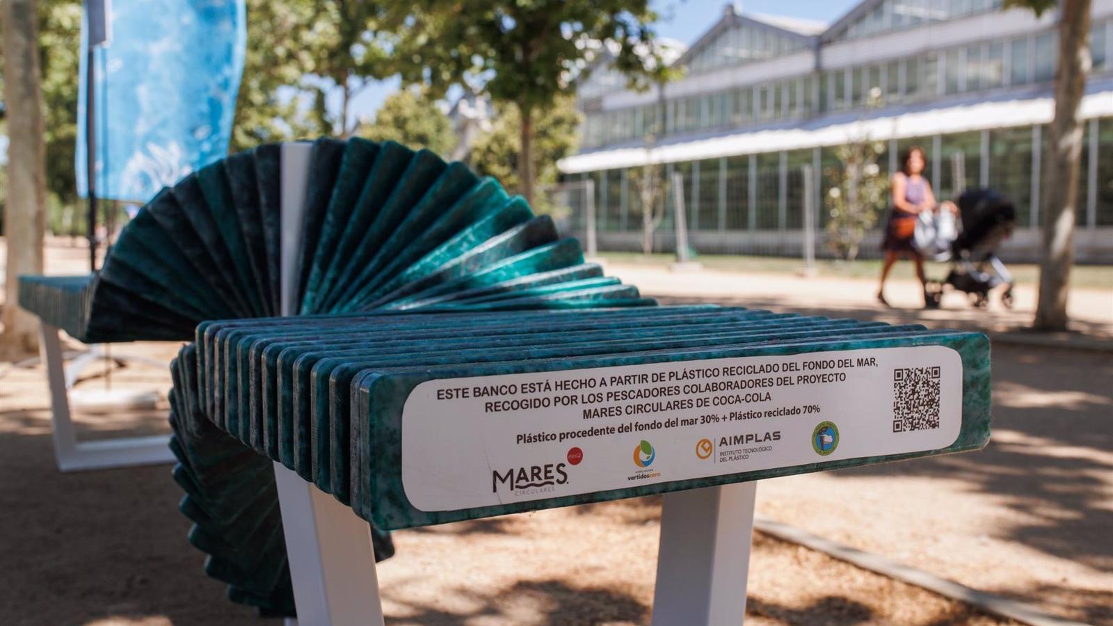 'Mares Circulares' instala en Madrid Río el primer banco elaborado con plástico recuperado de fondos marinos