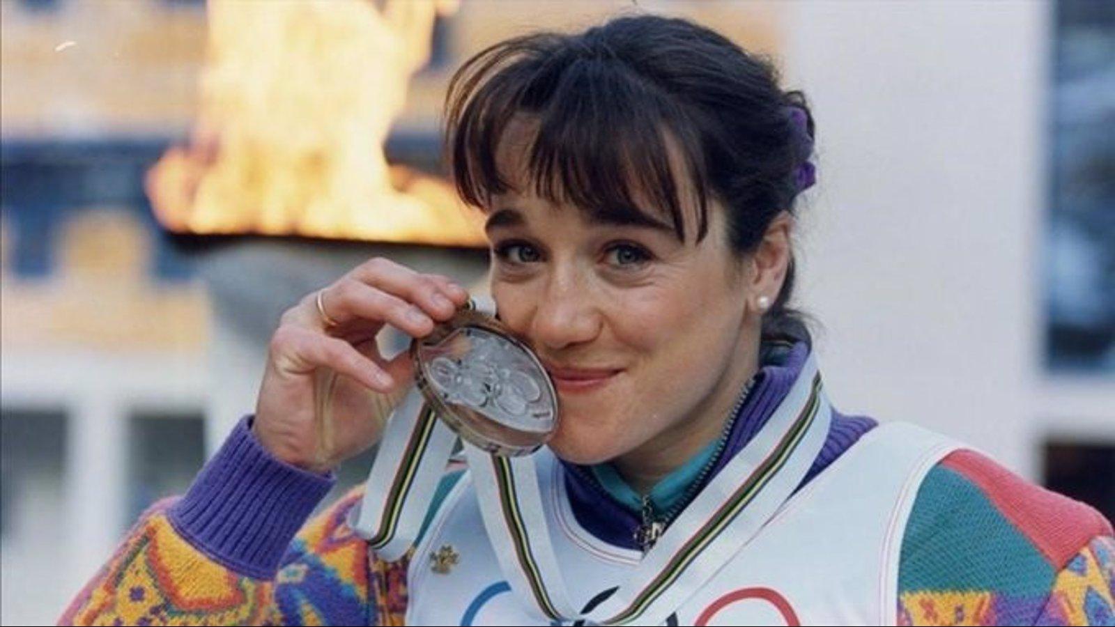 Una estatua recuerda a Blanca Fernández Ochoa en el polideportivo que lleva su nombre en Carabanchel Una estatua recuerda a Blanca Fernández Ochoa en el polideportivo que lleva su nombre en Carabanchel