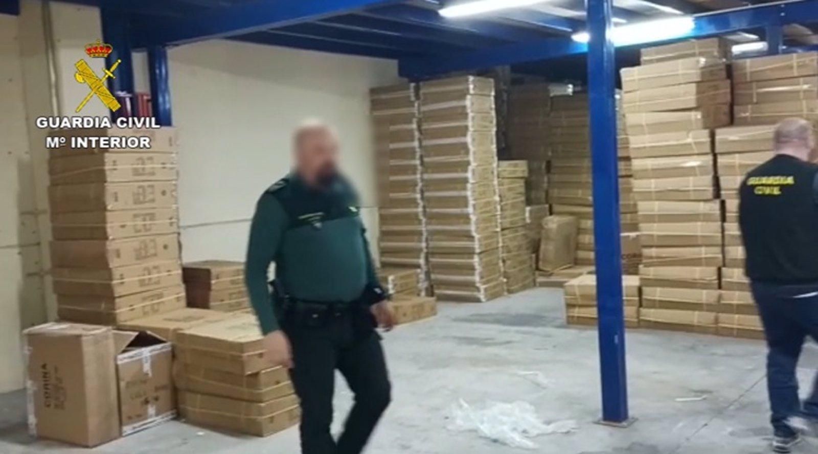 Interceptadas 22.800 pares de zapatillas falsificadas en tiendas y almacenes de Madrid, Alicante y Barcelona