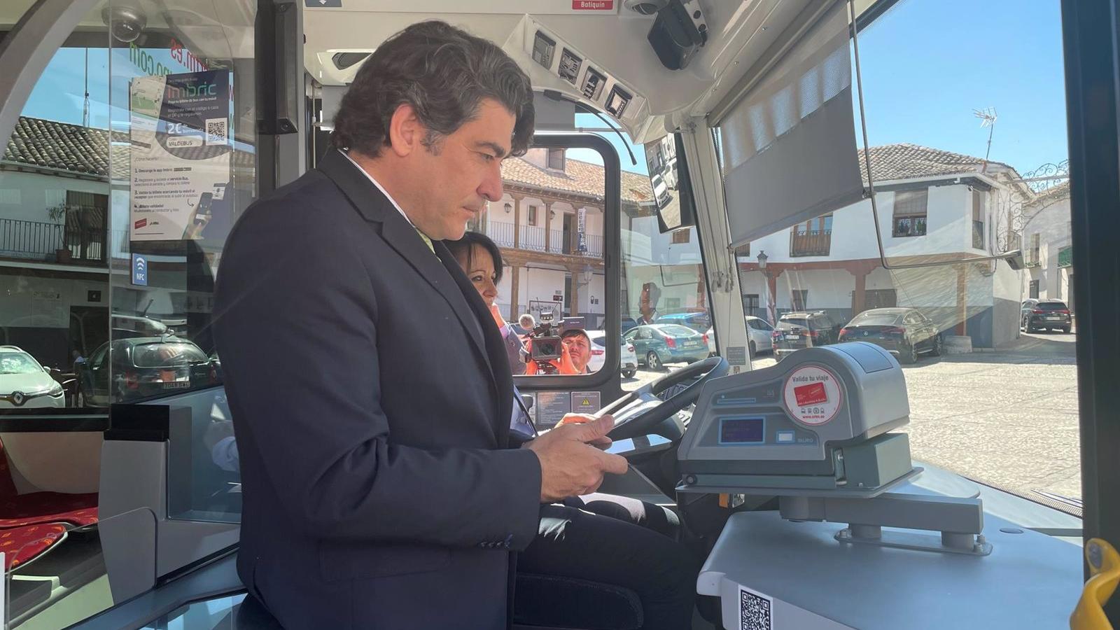 Pérez acusa al Gobierno de "vulneración de competencias" por estudiar un abono transportes mensual de 10 euros