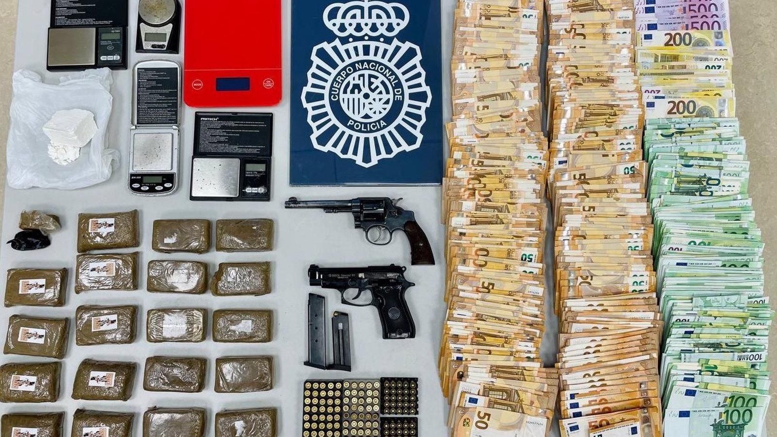 Siete detenidos y desmantelados dos narcopisos en Tetuán destinados a la venta de cocaína y otras drogas Siete detenidos y desmantelados dos narcopisos en Tetuán destinados a la venta de cocaína y otras drogas