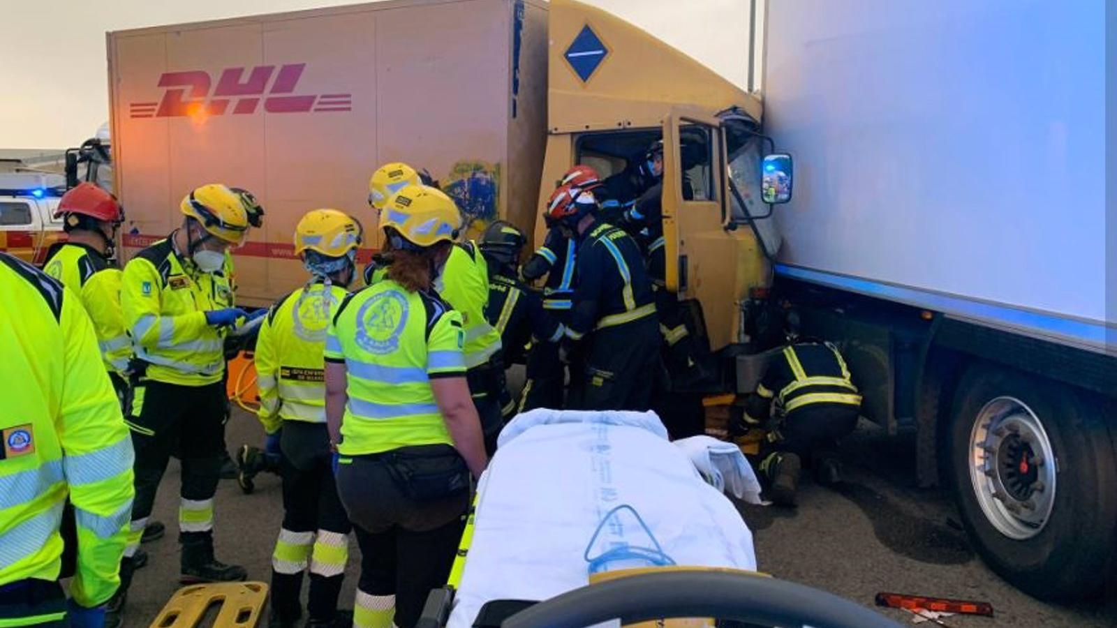 Rescatan a un camionero atrapado por las piernas tras chocar contra un trailer aparcado en Mercamadrid Rescatan a un camionero atrapado por las piernas tras chocar contra un trailer aparcado en Mercamadrid