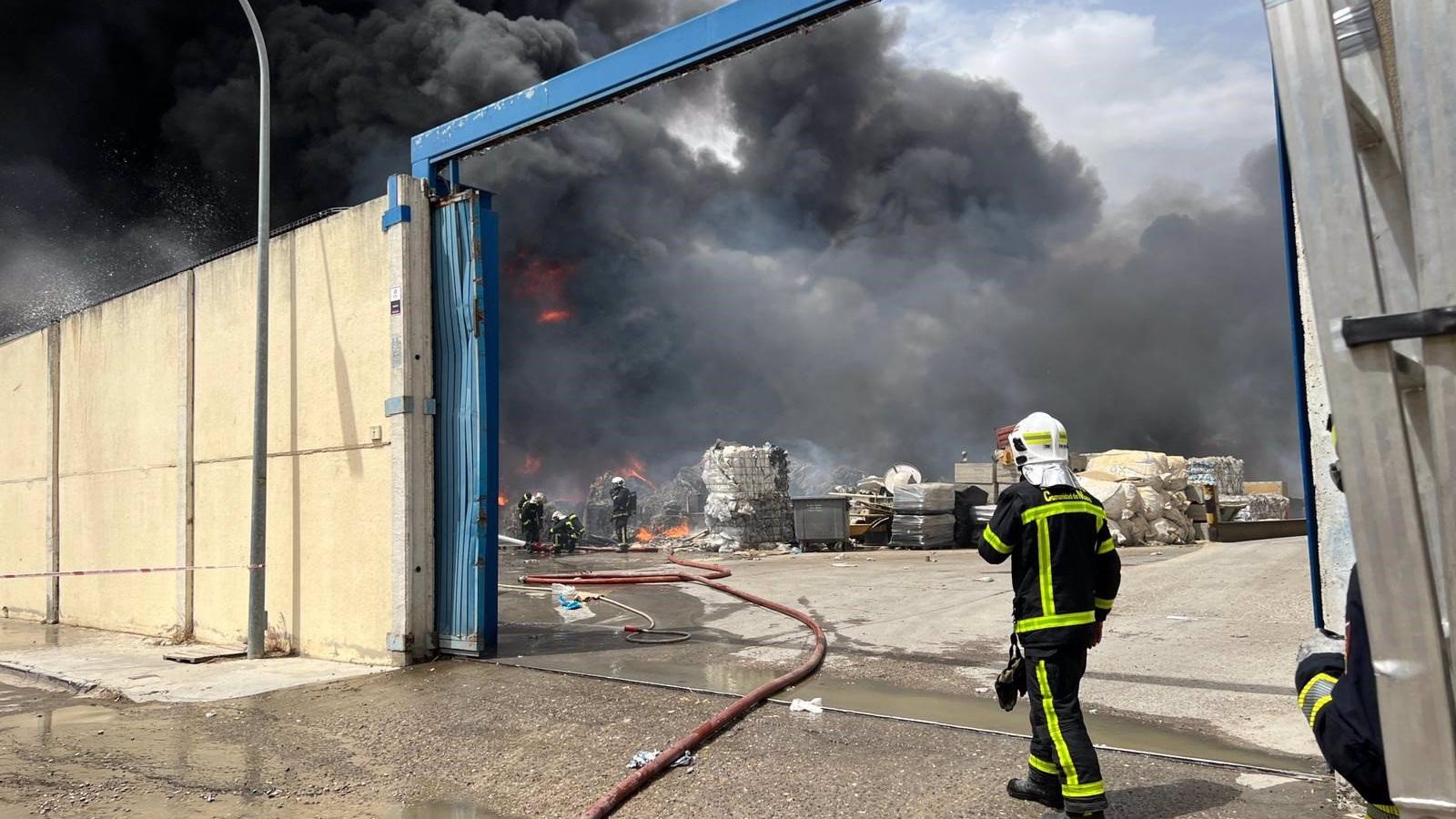 Los bomberos siguen apagando el incendio de una nave de reciclaje de residuos en Serranillos Los bomberos siguen apagando el incendio de una nave de reciclaje de residuos en Serranillos
