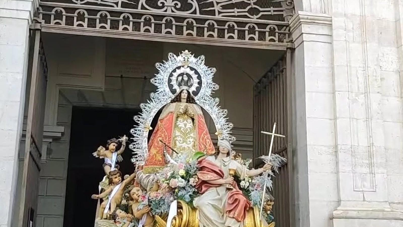 Miles de personas asisten a la subida de la Virgen al Cerro de Los Ángeles tras suspenderse el pasado domingo