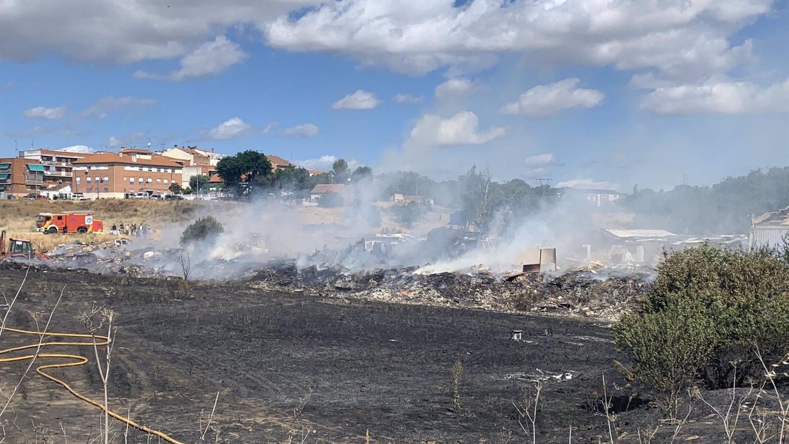 Bomberos de Madrid siguen apagando el incendio en un vertedero ilegal en Fuencarral
