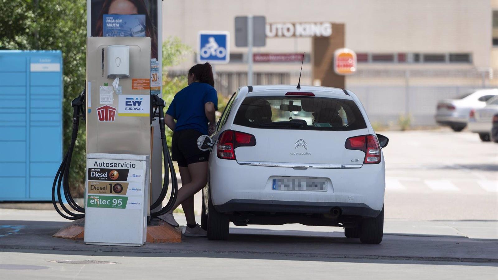 La gasolina y el gasóleo se afianzan por encima de los dos euros