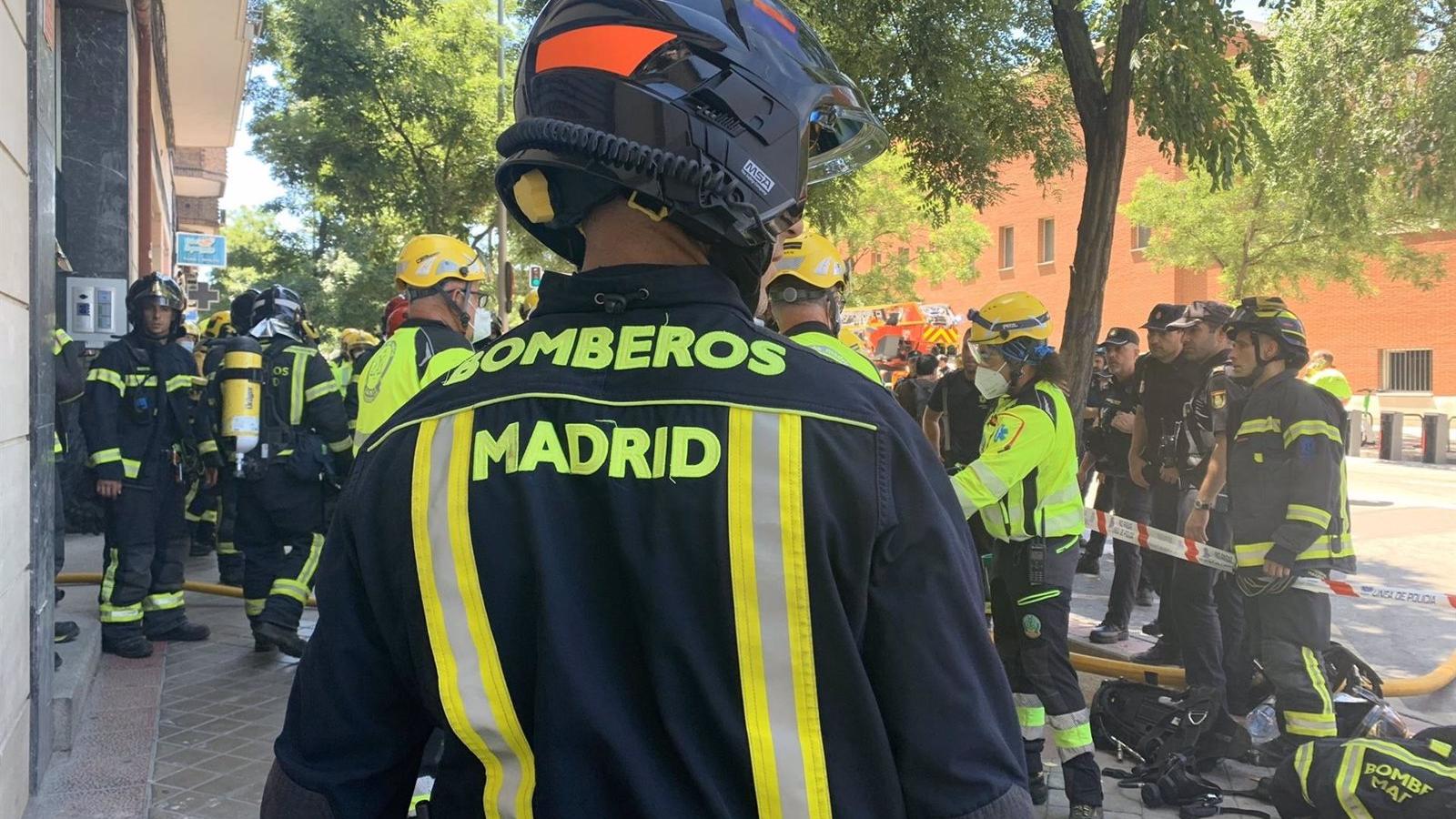  Bomberos Madrid extinguen el incendio registrado en un solar en el distrito de Tetuán