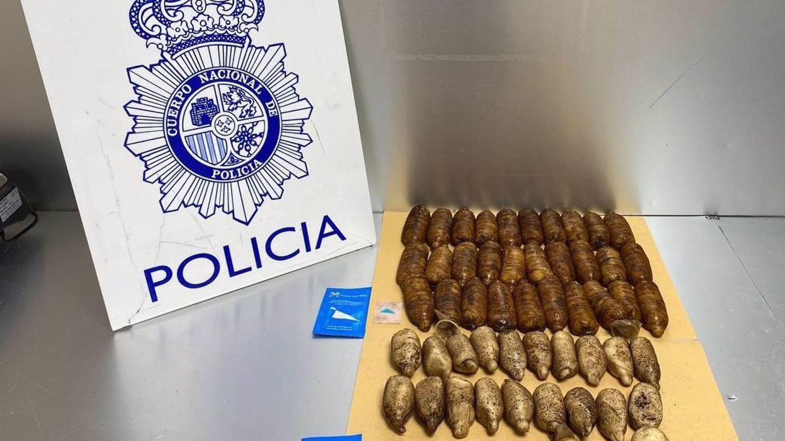 Detenida en Barajas con 52 envoltorios de cocaína adosados a los glúteos y pelvis