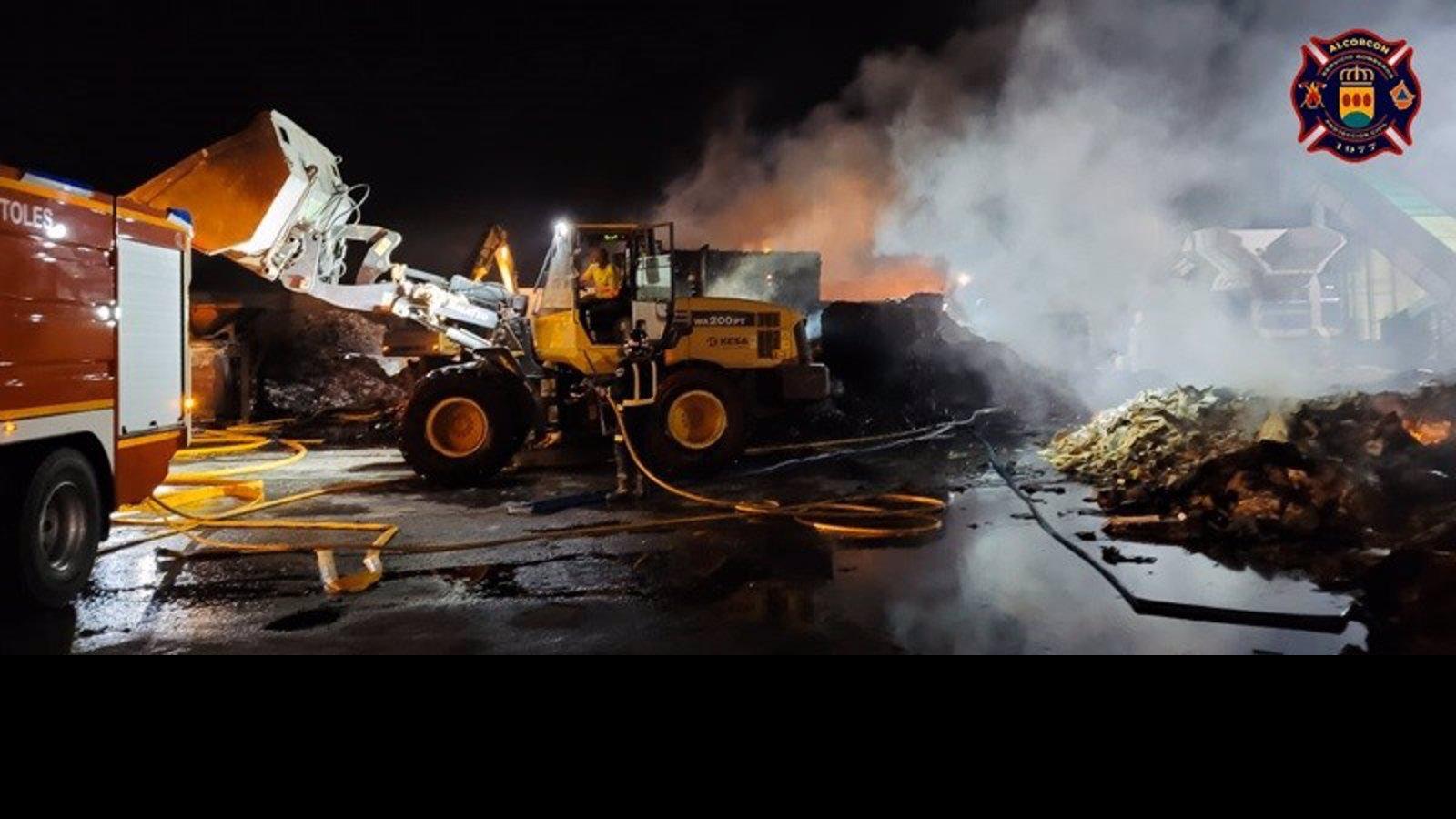 Extinguido sin heridos un fuego en una empresa de recuperación y reciclaje de Alcorcón
