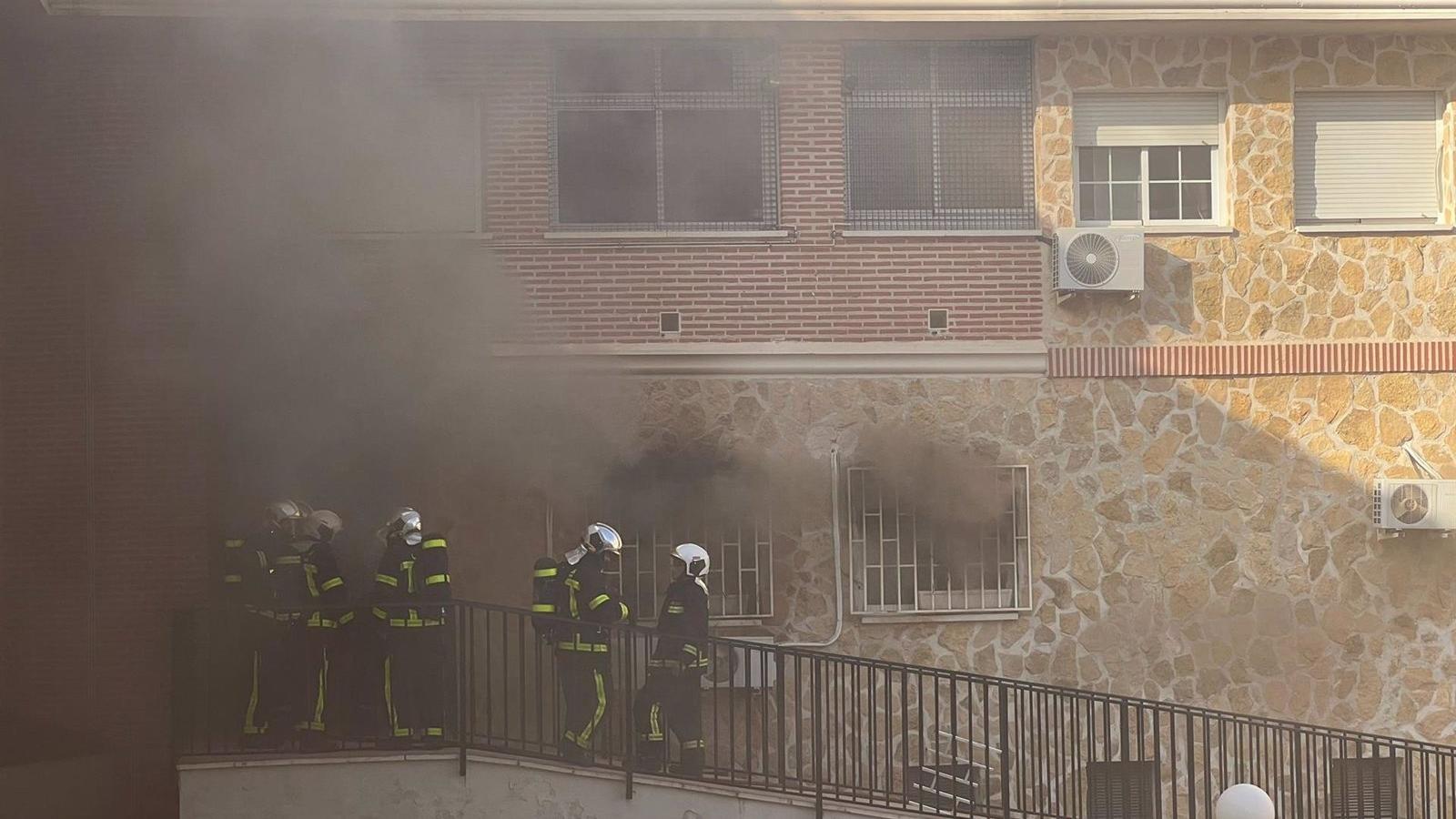  Un fuego en una vivienda en Arroyomolinos afecta a 12 personas y cinco son trasladadas al hospital