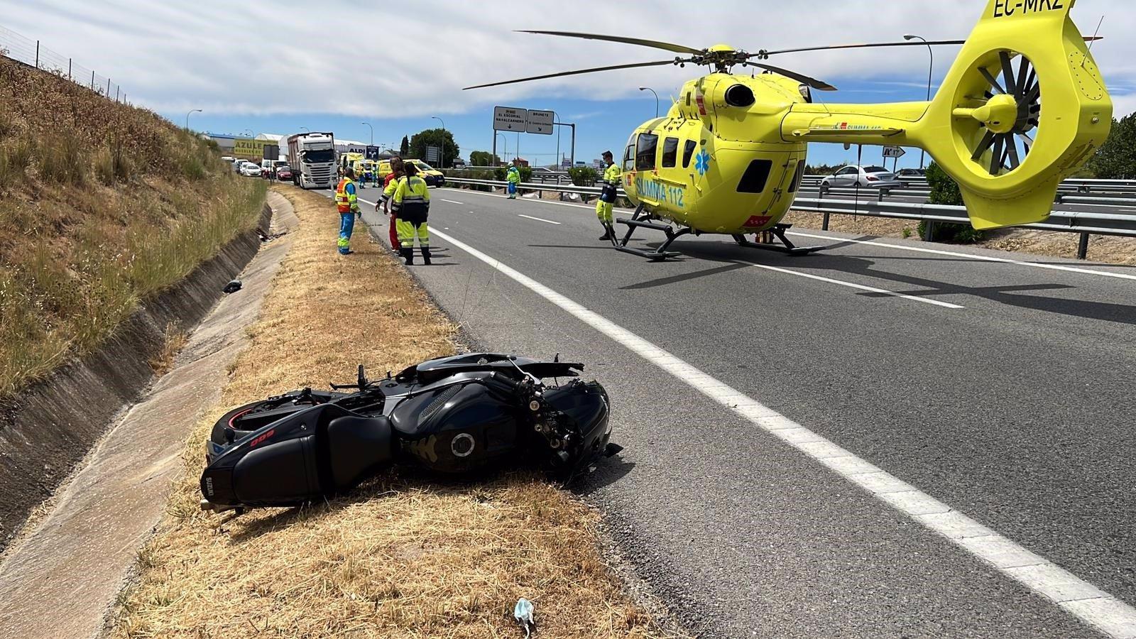 Fallece un hombre al caer de su moto en la M-501 y chocar contra el guardarrail Fallece un hombre al caer de su moto en la M-501 y chocar contra el guardarrail